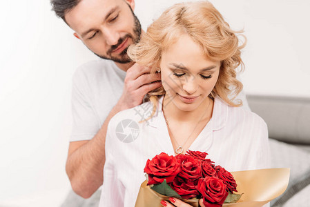 与红玫瑰合影的轻松浪漫情侣图片