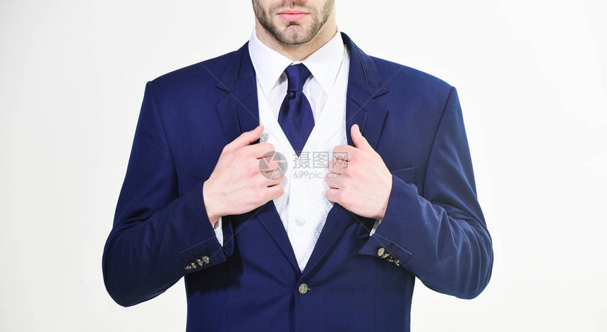时尚的细节商务外观商务风格着装要求调整西装的男手关闭对自己的风格充满信心商务人士选择正式服装每个图片