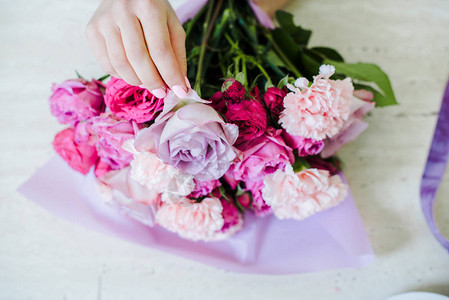 女花店用粉红玫瑰和康乃馨布置花图片