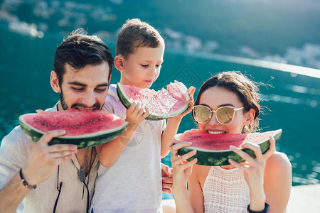 家人吃西瓜图片