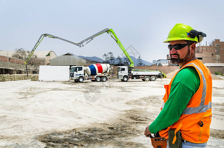 水泥泵操作员对建筑工地的蓬勃泵图片