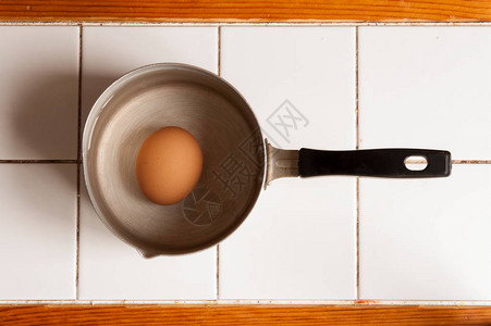 在铝锅里煮熟的棕色鸡蛋图片