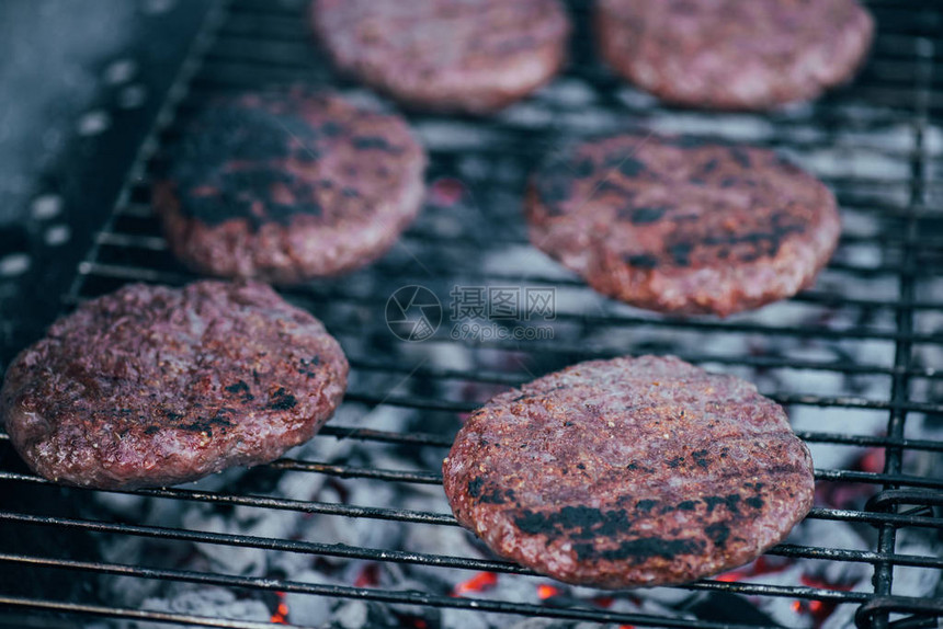 在bbq网格上烤新鲜汉堡夹图片