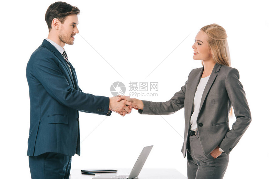 职场手握和处理笔记本电脑的执业商人在白图片