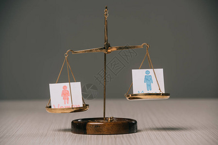 木制桌子上比例表上的男女标志两背景图片