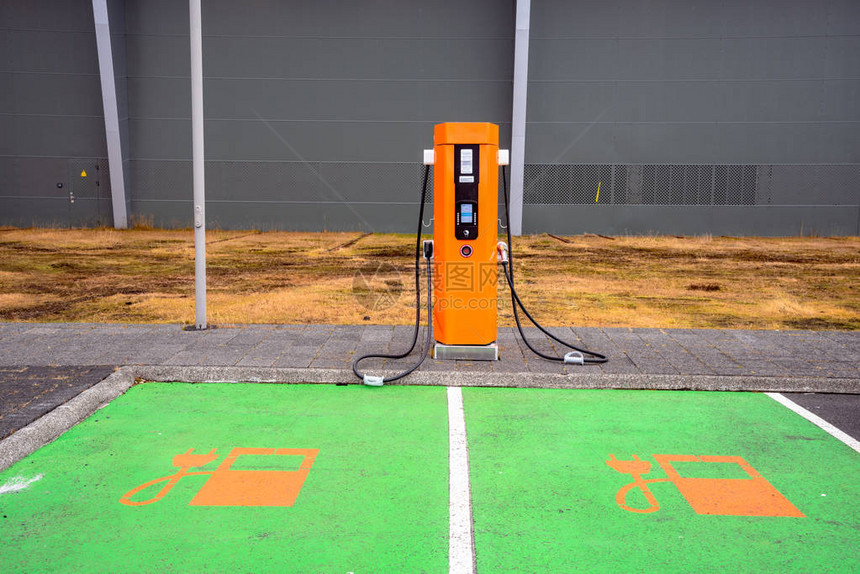 冰岛一个停车场电动车辆充电站的景图片