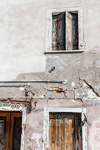 有裂缝的老威尼斯式建筑图片