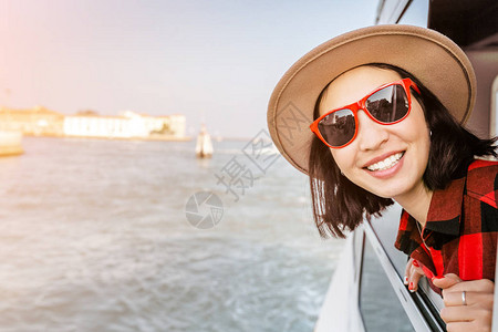 享受海上渡轮游航行的有帽子的图片