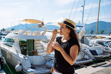 夏日热天吃冰淇淋的年轻美女背景游艇图片