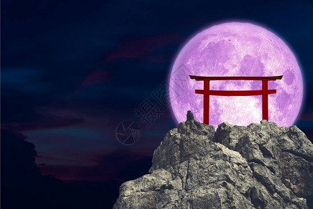 紫色月亮背托里伊在石头和悬崖岩石上图片