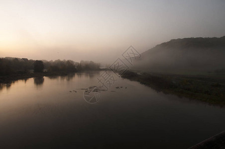 尼卡河清晨寒冷的清晨图片