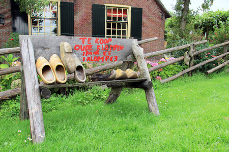 荷兰木制鞋在荷兰一条农村街道的一侧出售木制手势图片