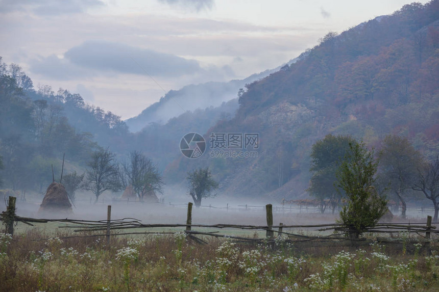 秋日山雾缭绕的美景图片