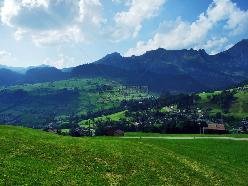 瑞士圣加仑州托格根堡地区Churfirveen山脉坡上的阿尔卑斯图片