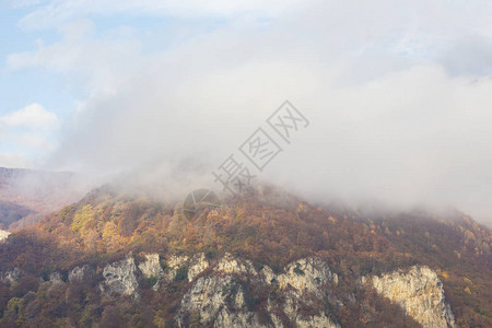 山上美丽的秋天风景森林里有金图片