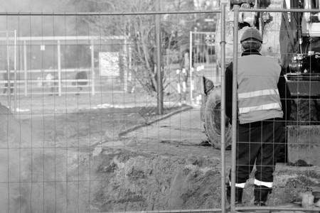 男工程师在建筑工地的后视图片