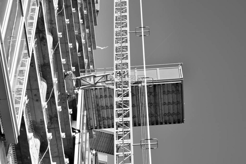 摩天大楼建筑的详细视图黑白相间图片