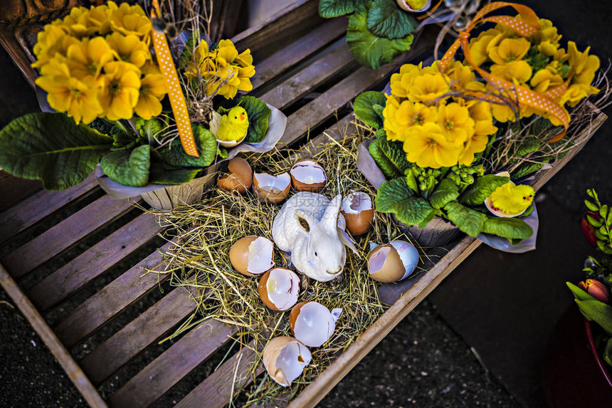 花店的复活节装饰复活节兔子和复活节彩蛋花卉市场上美丽的黄图片