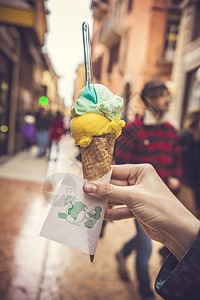 意大利冰淇淋在女人的手中关闭意大图片