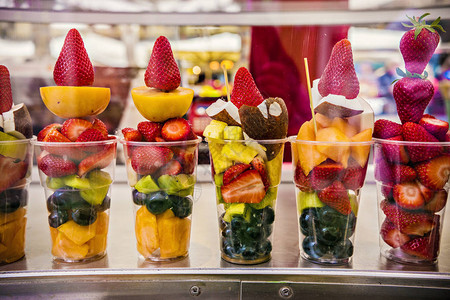 市场上混合切割的新鲜夏季水果部分意大利水果市场柜台图片