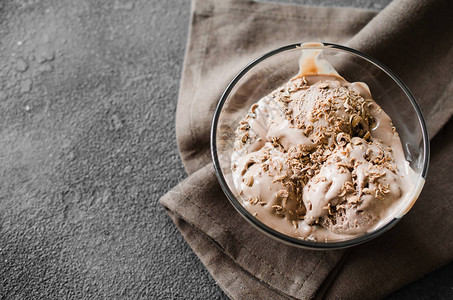 一盘自制巧克力冰淇淋黑色背景的巧克力薯图片