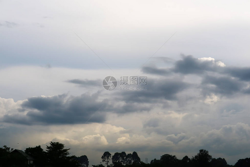 灰蓝的天空黑云背景下暴风雪图片