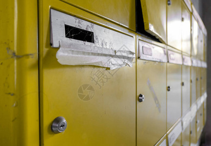 旧的废旧黄色信箱理想图片