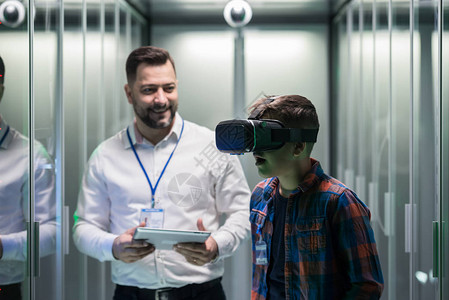 使用VR谷歌向学生展示VR演示图片