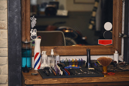 室内理发店木架上一套专业理发图片