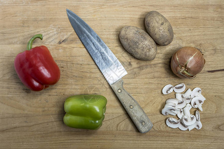 各种蔬菜和剪刀板上的刀子的概览图片