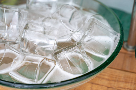 玻璃水槽里有很多杯子的水杯可以图片