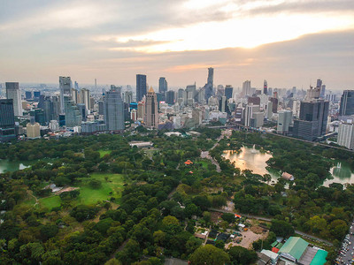 拥有现代建筑和雾的空中观视城市公图片