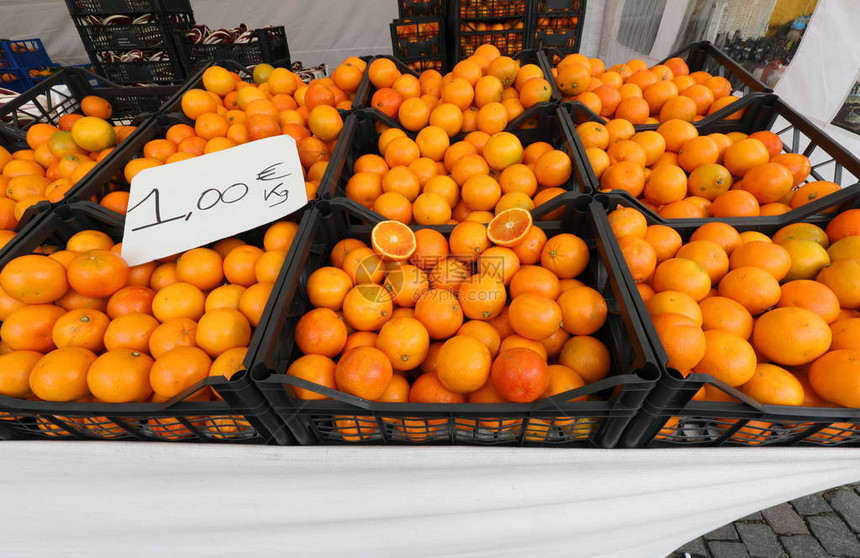装满成熟橙子的盒子在超市出售图片