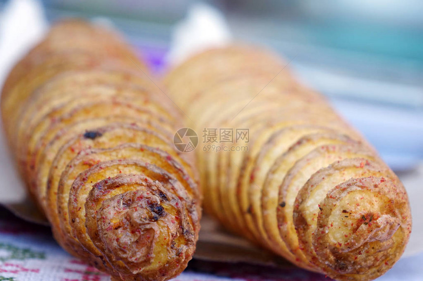 街上的食物两根木棍上的螺旋炒土豆图片