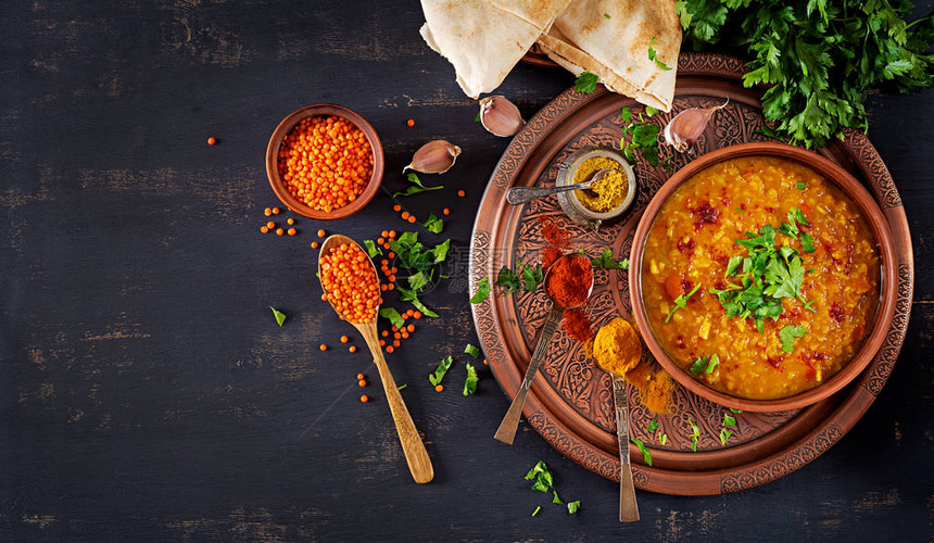 印度木豆食物传统的印度汤扁豆印度Dhal辣咖喱碗香料香草质朴的黑色木制背景顶视图正宗的印度菜图片