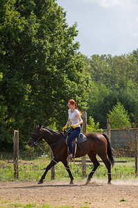 红发女人骑着马背着皮图片