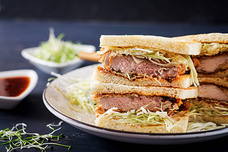 松山道食物潮流的日本三明治配有面包猪排卷心菜和三图片