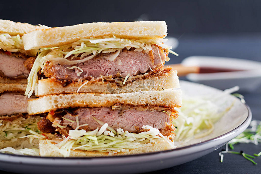 松山道食物潮流的日本三明治配有面包猪排卷心菜和三图片