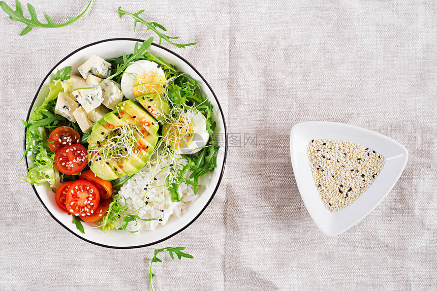 健康绿色的素食青菜布丁碗午餐图片