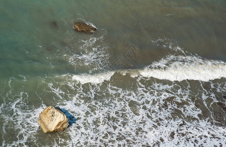 塞浦路斯帕福斯地区的岩石海岸海浪冲击图片