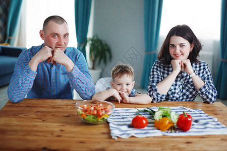 家庭在家用厨房的餐桌上图片