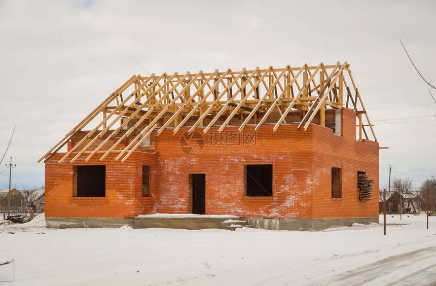 正在建造砖房的建筑工地图片