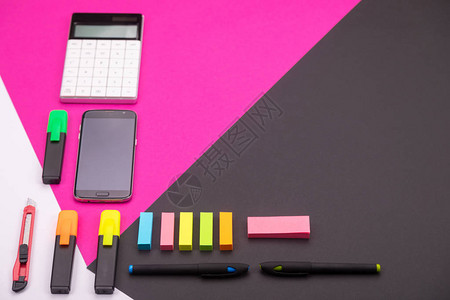 以智能手机计算器和贴有彩色粉红和黑色背景标签的商务台综合图片