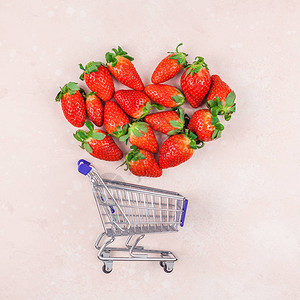 草莓促销展板由红草莓粉红背景影印版空间模板销售促销广告文字社交媒体博客制作的节日活动背景