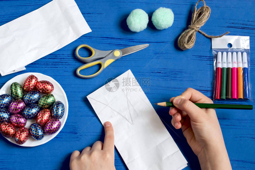 如何以复活节兔子的形式制作糖果包装儿童艺术项目DIY概念一步的照片说明Step2图片