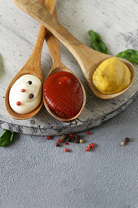 番茄酱芥末和蛋黄酱的三种变体图片
