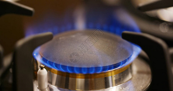 厨房炉灶上的燃气烧器图片