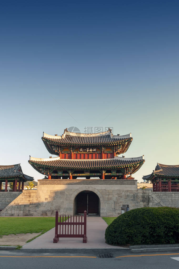 自1768年被指定为韩国第308号建筑珍宝的朝鲜王朝自1768年以来遗留下来的Jeonju城墙南门Pungn图片