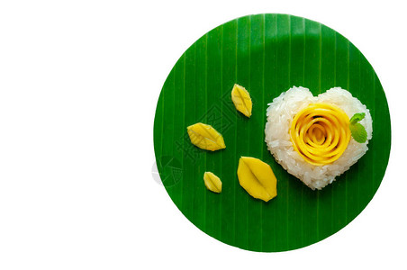 芒果糯米和椰奶装饰成爱心形状图片