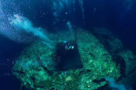自由潜水员潜入海洋水下沉船图片